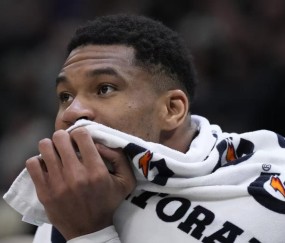 开云真人 - 字母哥回归赛场，比分优势明显首场状态亮眼，美国队观众沸腾！