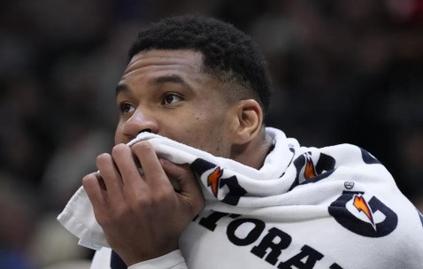 开云真人 - 字母哥回归赛场，比分优势明显首场状态亮眼，美国队观众沸腾！